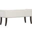 Banc confortable rembourré crème avec texture à chevrons et accoudoirs rembourrés, dossier bas, dans la chambre du couloir-804380008