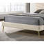 Structure de lit simple avec tissu beige doux et rembourrage en mousse de tête de lit style Mid-Century contemporain