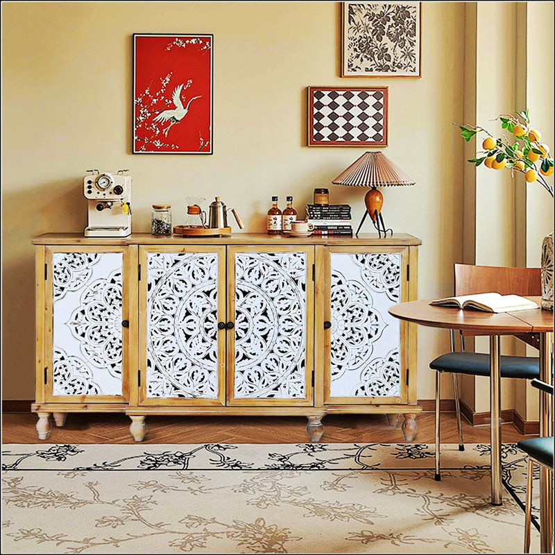 Meuble d'appoint sculpté à 4 portes avec étagères réglables, bois vieilli pour un rangement polyvalent et un design unique dans n'importe quelle pièce