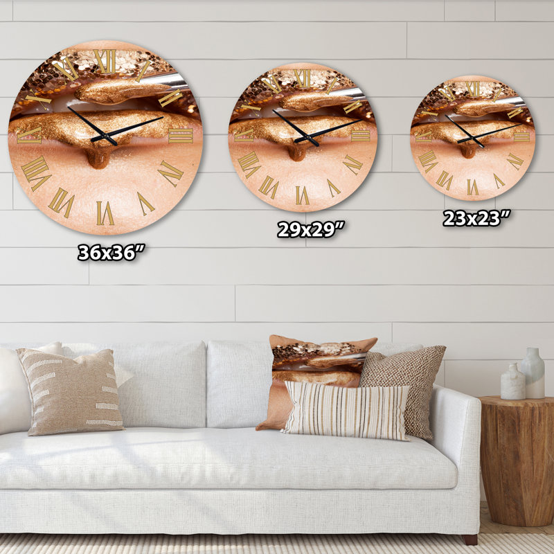 Maquillage et rouge à lèvres sur le visage d'un beau modèle - horloge murale moderne, Moyenne