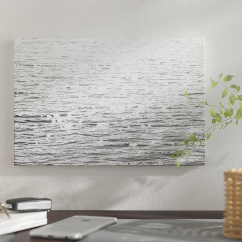 «Sunlit Sea», reproduction de photo sur toile en noir, H 26 po x l 40 po x P 1,5 po, Pas de tapis, Papier d'art encadré noir