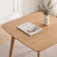 Table carrée à effet de bois et table basse