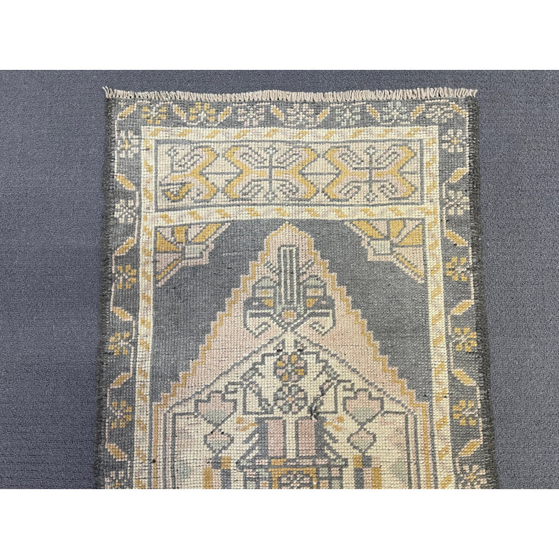 Tapis en laine gris à motif géométrique traditionnel 22 po x 45,3 po