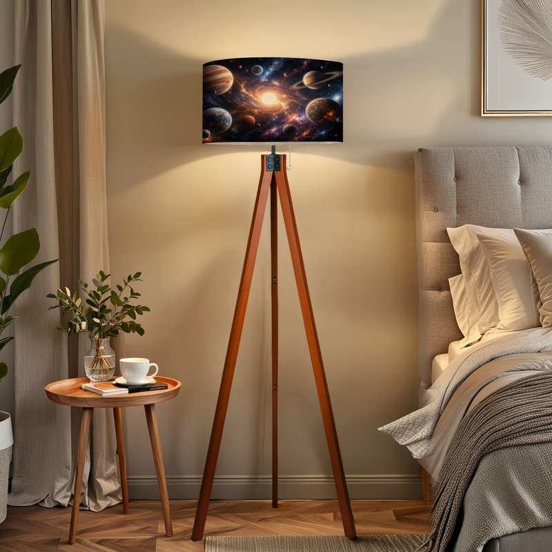  Lampe sur pied à trépied avec système solaire, planètes, nébuleuse, galaxies lointaines, lampe DEL sur pied avec pieds en bois de hêtre et abat-jour en lin amovible pour le salon et la chambre à coucher