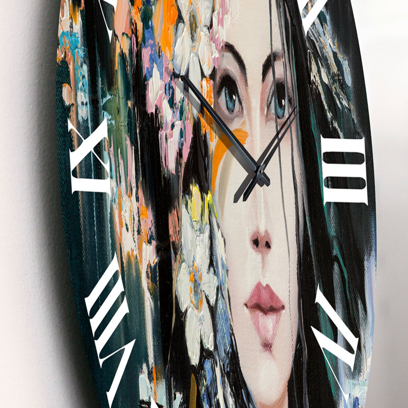 Portrait d'une jeune femme avec des fleurs I - horloge murale moderne, Petit