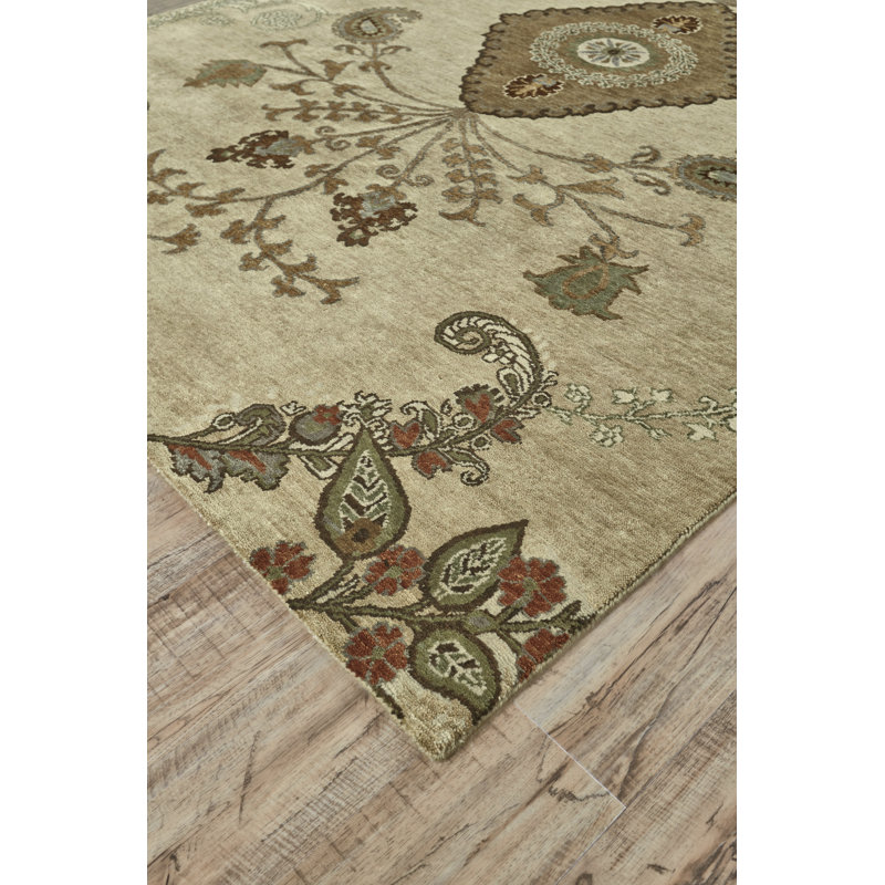 Wool Floral Area Rug in Green, Rectangle 5'6" x 8'6"