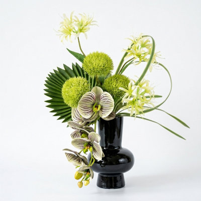Fleurs artificielles avec vase