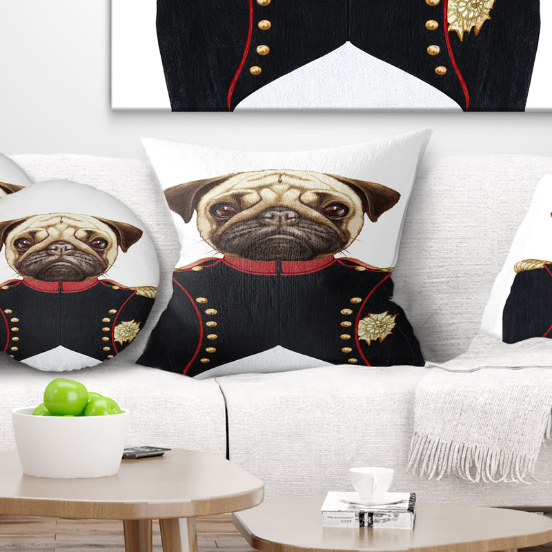 Carlin en uniforme militaire - coussin imprimé animal, 16 po x 1 po, Coussin décoratif