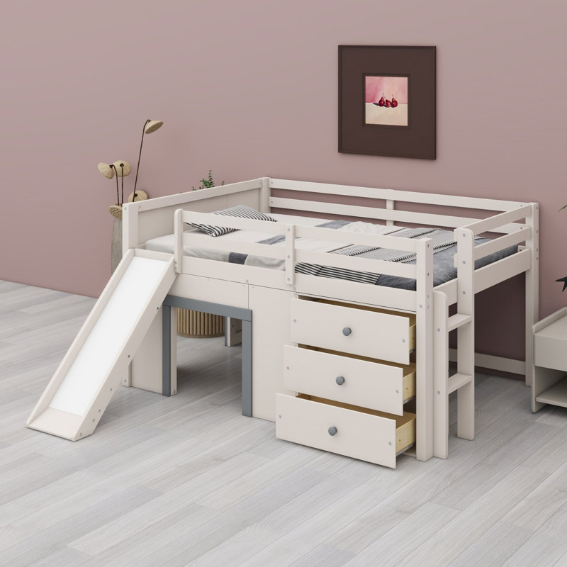 Un lit mezzanine avec glissade et rangement intégrés structure une chambre d'enfant moderne et minimaliste et s'harmonise avec un décor aux lignes épurées.