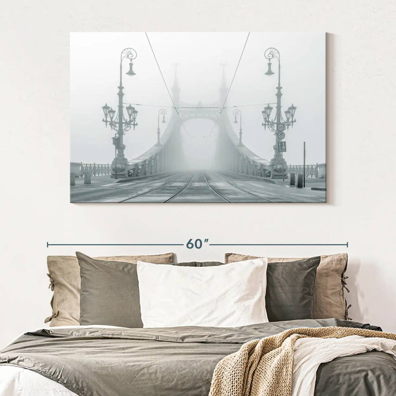 Lilie Foggy Liberty Bridge, H 34 po x l 51 po