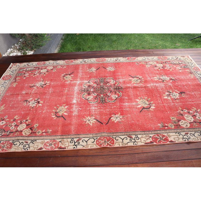 Tapis turc rétro à motif floral idéal pour transformer n'importe quel espace de vie en une oasis élégante