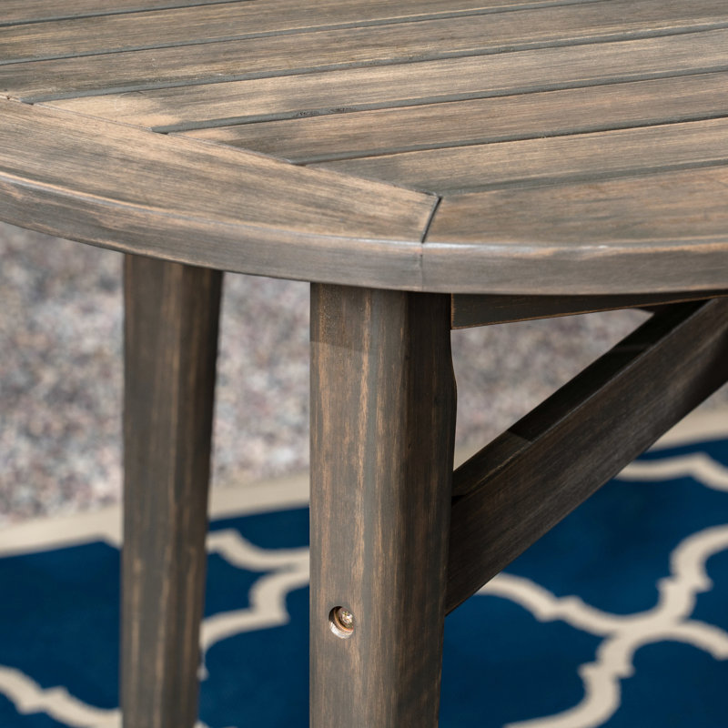 Table de bar d'extérieur en bois avec attrait rustique - plateau à lattes et structure de lattes de patio grises pour un salon contemporain