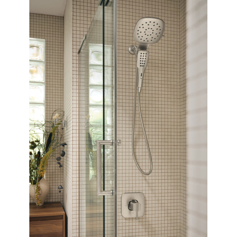 Robinet de baignoire et douche à 6 jets et poignée simple en nickel brossé Inara Spot de Moen avec valve, pomme de douche 7 pouces et pomme de douche à main Magnetix, 84042SRN