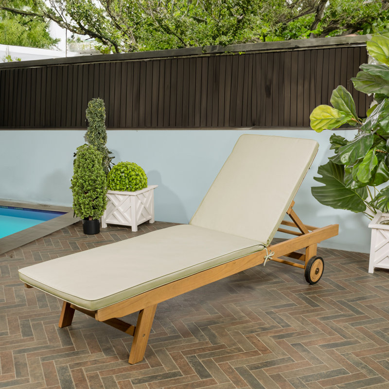 Chaise longue d'extérieur en bois d'acacia avec coussin gris clair et roulettes Mall Mall, Gris clair