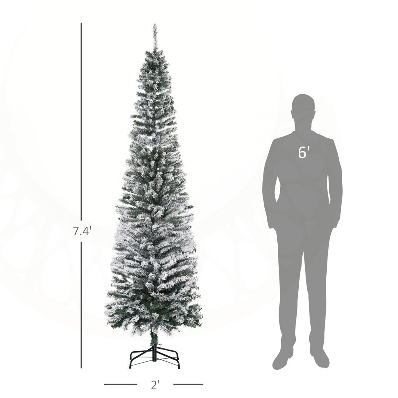 Arbre de Noël artificiel en flocage avec des branches denses, une finition enneigée, un ignifuge et un design peu encombrant pour une décoration intérieure des Fêtes.
