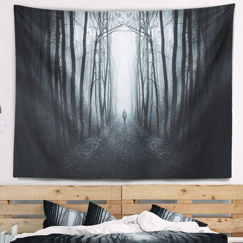 Homme marchant dans une tapisserie de la forêt sombre Landscape, H 78 po x l 92 po