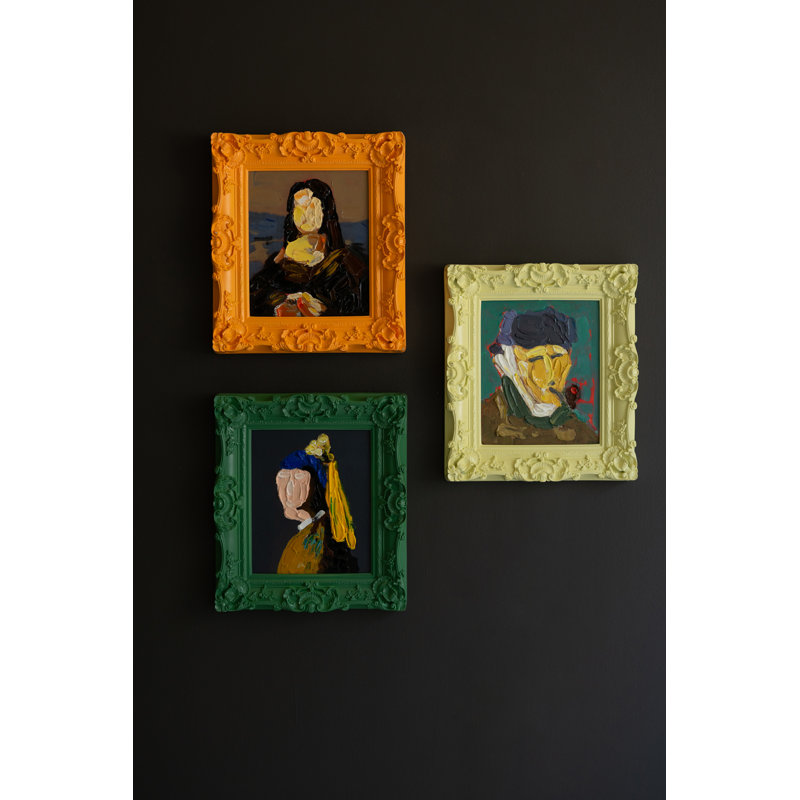 ENSEMBLE DE TROIS PORTRAITS ENCADRÉS EN ACRYLIQUE