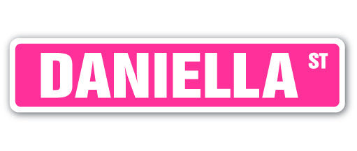 Plaque de rue Daniella en plastique robuste 7 po x 30 po