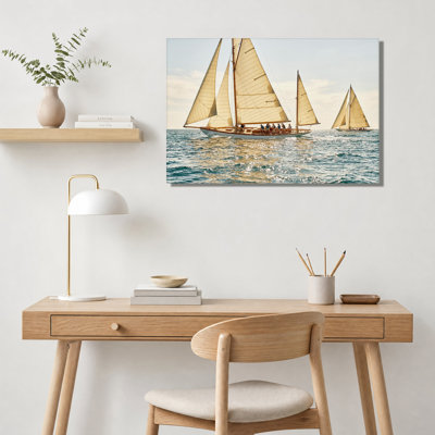 Voilier classique aux voiles dorées naviguant sur l'océan - Tableau sur toile