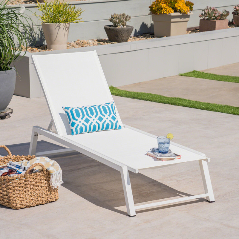 Chaise longue de patio blanche avec un design réglable en métal et en filet, - Profitez d'un moment de détente à l'extérieur