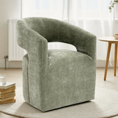 Fauteuil contemporain en tissu gris clair avec base sculptée et roulettes, fauteuil d'appoint à dossier demi-tonneau pour le salon