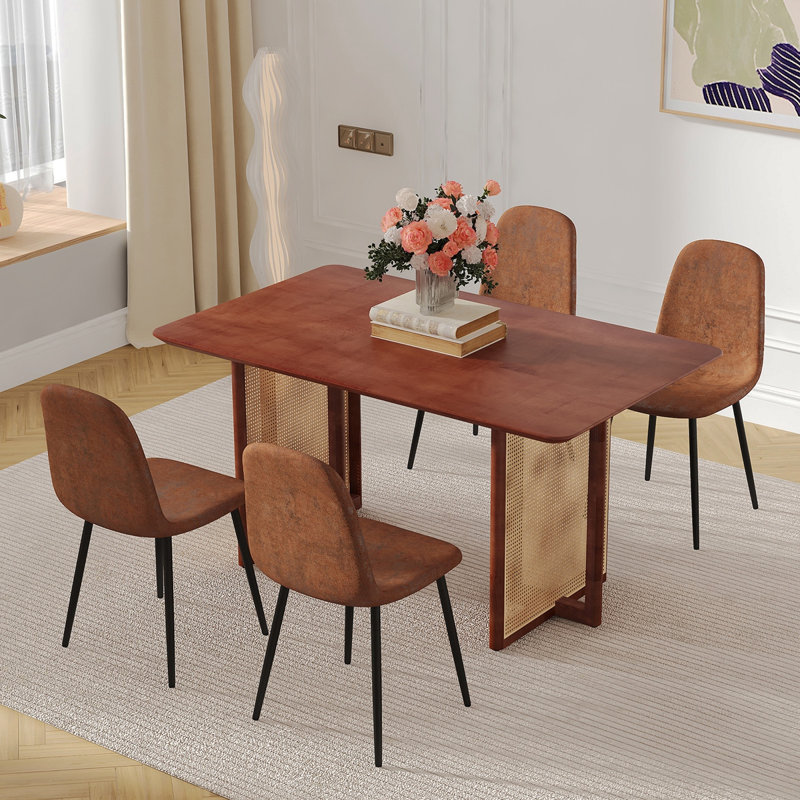Ensemble de table et de chaises. Table de salle à manger en bois massif de style noyer antique, pieds en imitation rotin. 4 chaises confortables en tissu brun avec pieds en métal noir. Parfait pour le dîner et les réunions.