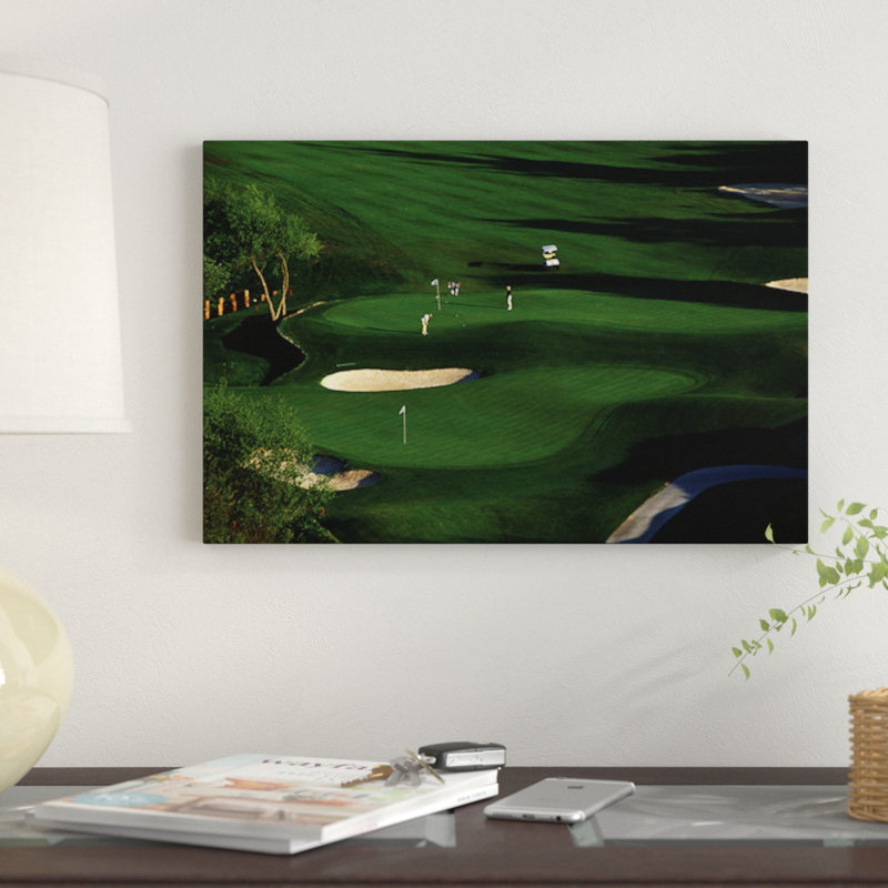 Golfeur mettant le vert par Panoramic Images - reproduction de photo, H 12 po x l 18 po x P 1,5 po, Toile tendue