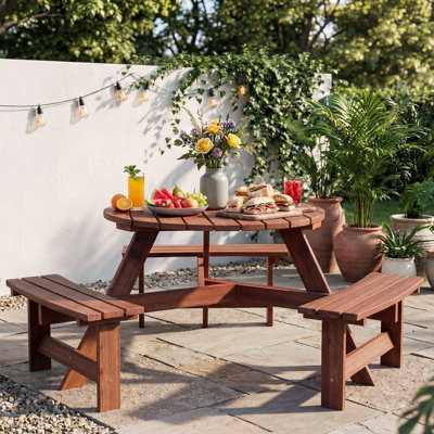 Table de pique-nique en bois pour 6 personnes, ensemble repas extérieur rond avec 3 bancs intégrés et trou pour parasol, meubles de patio en bois naturel pour le jardin et la cour, bois naturel