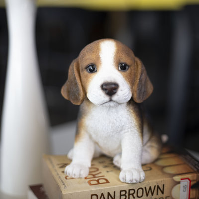  Figurine chiot brun Beagle décoratif pour la maison et le jardin, statue de chien en polyrésine peinte à la main, conception réaliste | Cadeau pour les amoureux des chiens | Décoration intérieure / extérieure résistante aux intempéries