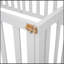 Structure de lit simple en bois avec clôture et porte-116965490