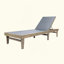 Chaise longue d'extérieur confortable et élégante pour des moments de détente, fabriquée à partir de matériaux durables