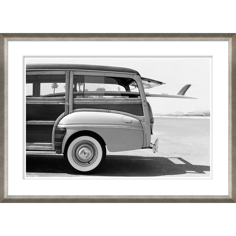 «Old Woodie Station Wagon with Surfboard» - Photographie encadrée sur papier