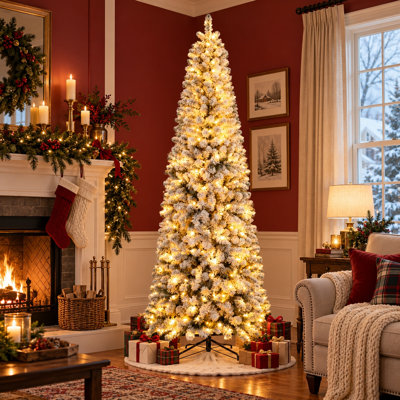 Sapin de Noël crayon Noble Fir pré-illuminé, sapin artificiel fin et peu encombrant avec lumières DEL blanc chaud, extrémités de branches réalistes en PVC et support métallique pliable pour décorer les coins et les petits espaces pendant les fêtes.