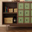 Grande armoire de rangement dans le salon