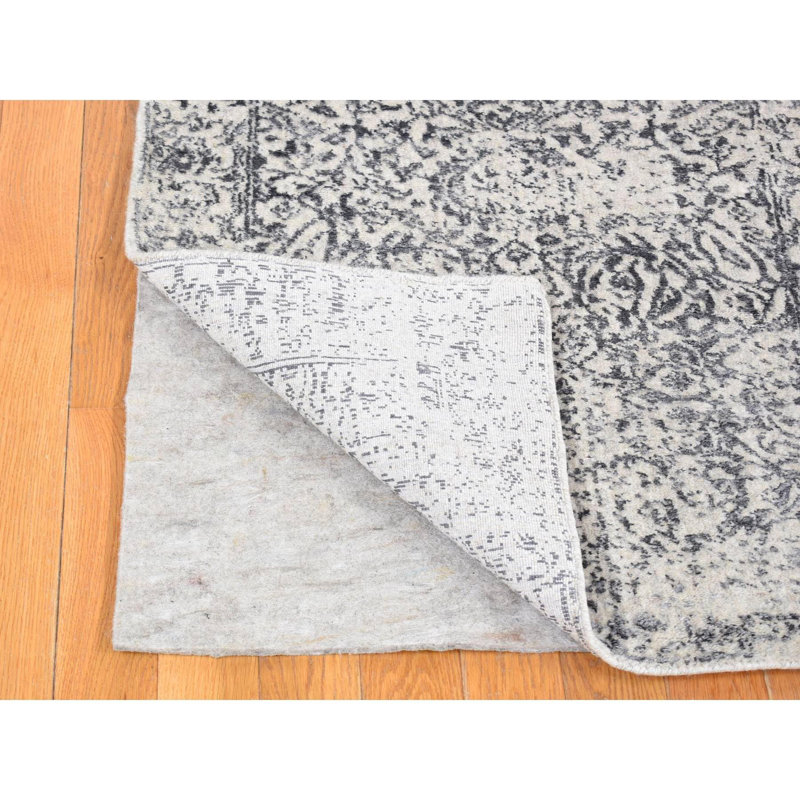 Tapis de couloir oriental 2 po 5 po x 12 po gris clair en jacquard transitionnel tissé, en laine et en soie à base de plantes 2B8E5430E7C244D2B79582657C94BAEE