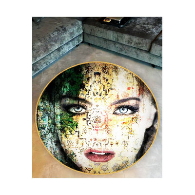 Tapis rond rond multicolore à motif de femme