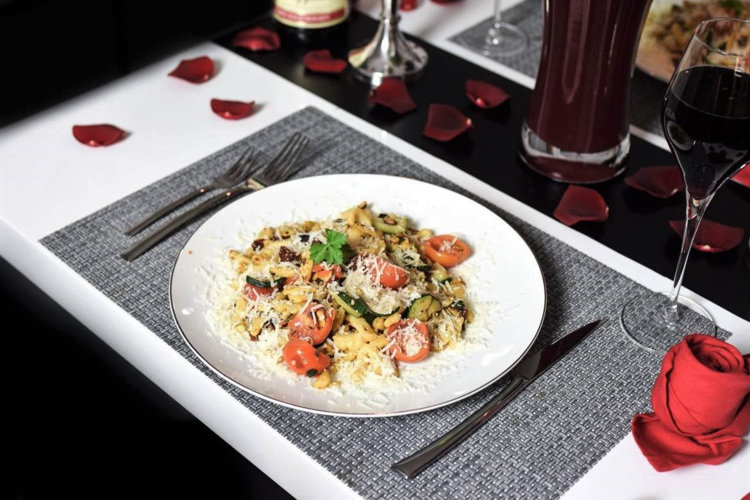 Romantische Tischdeko mit Essen