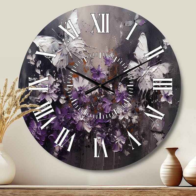 Horloge murale mauve et blanche avec ailes de papillon et fleurs mauves et blanches, Médium