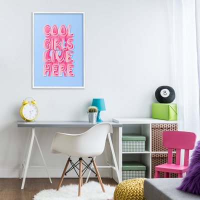 «Cool Girls Live Here», estampe numérique par Martina Pavlova
