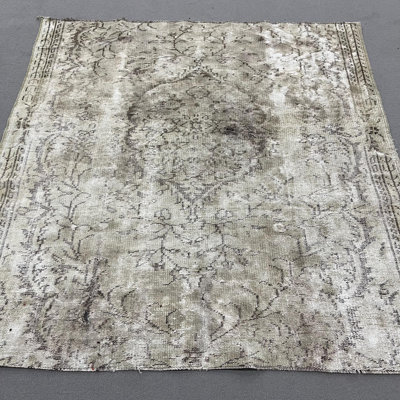 Authentique tapis turc beige rétro idéal pour rehausser l'élégance de la chambre à coucher