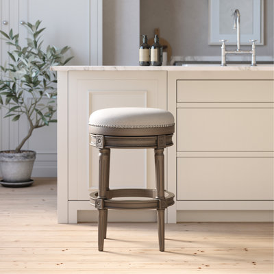 Tabouret de bar pivotant sans dossier gris patiné, siège à 360 degrés, garniture cloutée appliquée à la main, détails décoratifs, fabrication en bois robuste, convient aux espaces de divertissement Tabouret de 31 pouces avec repose-pieds en métal