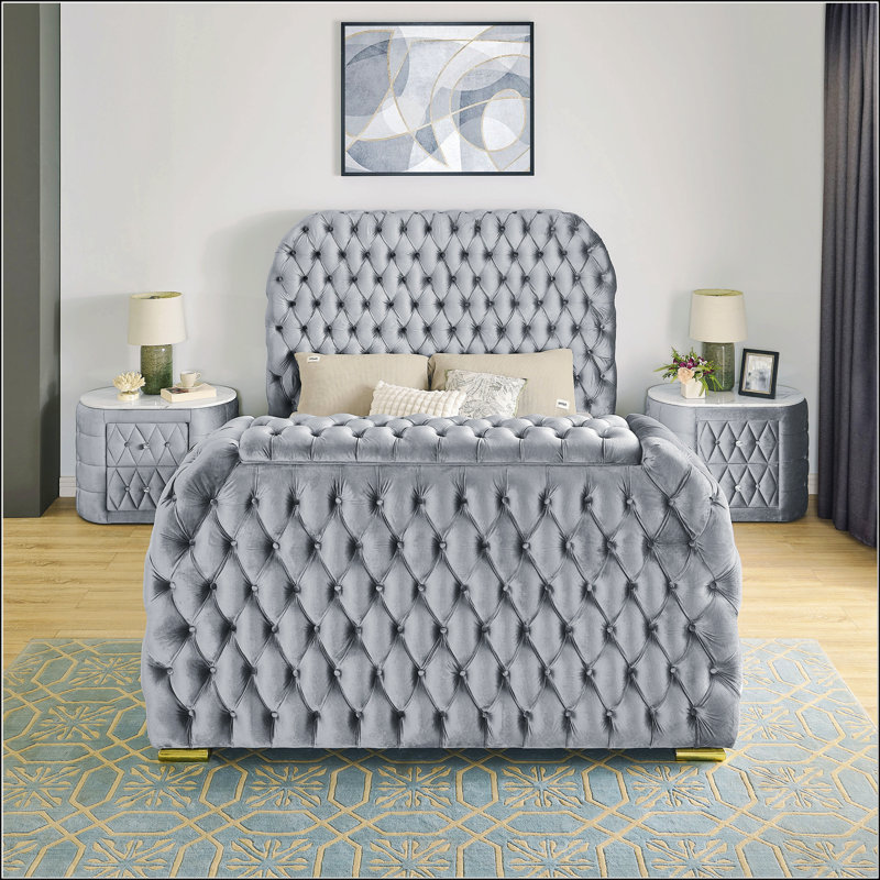 Élégante table de chevet grise avec plateau en faux marbre et revêtement en tissu, deux tiroirs de rangement pour les chambres modernes.