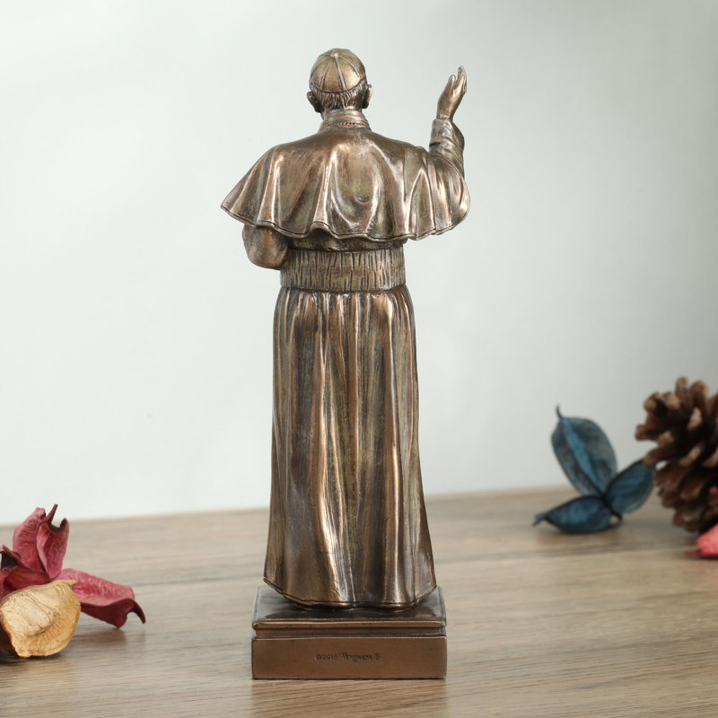 Annnora Statue