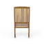 Chaise berçante avec surface en bois lisse et lattes traditionnelles en mouvement