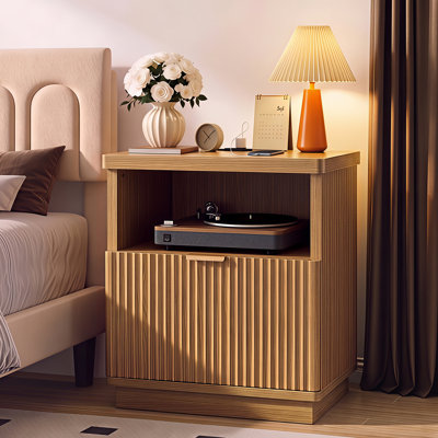 Table de chevet cannelée de style moderne du milieu du siècle, 58 cm (22,8 po) avec poste de recharge et 1 tiroir, table d'appoint en bois pour chambre ou salon