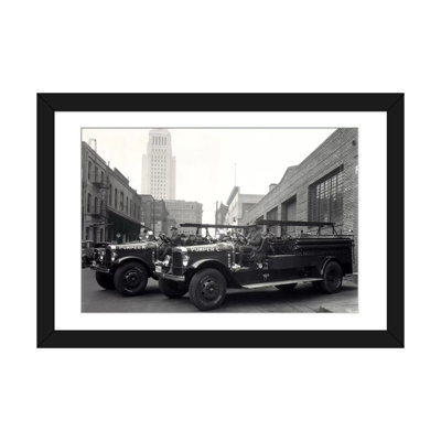 Reproduction de photo sur toile tendue, "des années 1920-pendant années 1930 two trucks of los angeles city hall california usa"
