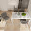 4 fauteuils empilables en PP gris chaud et une table blanche de 55 pouces - Patins antidérapants, convenant à divers styles de décoration, 4 pièces de long, sans entretien, à l'intérieur comme à l'extérieur