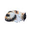 Statue de chat calicot endormi
