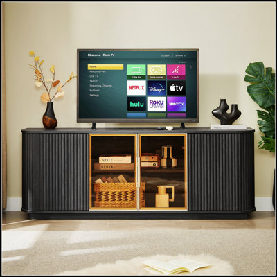 Meuble télé 64 pouces avec rayures verticales en bois et verre trempé avec cadre en aluminium, parfait pour les espaces de vie modernes.