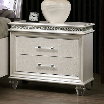 Table de chevet blanc perle avec tiroirs anglais et pieds en acrylique, design contemporain en bois massif
